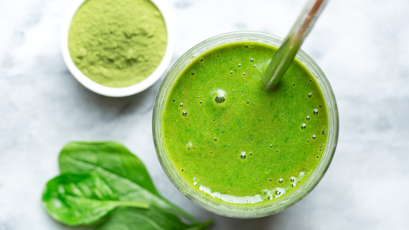 Green smoothie with soursop extract powder added